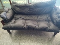Sofa design em peroba 03 lugares