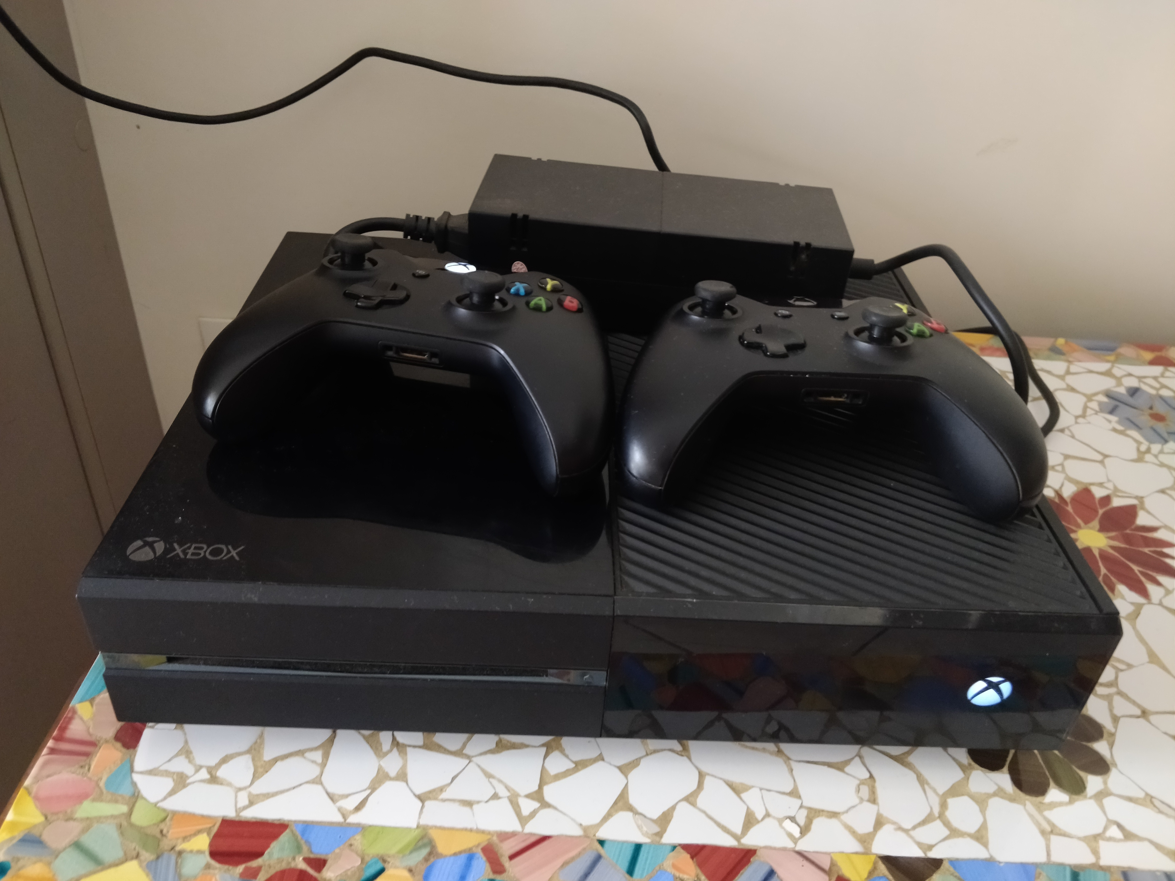 Xbox one 500gb + 2 controles +3 jogos